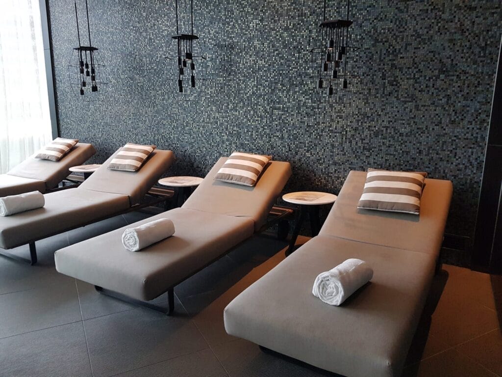 Łóżka relaksacyjne ustawione w spa